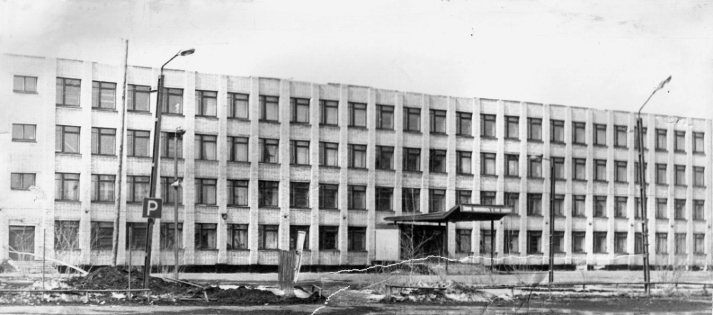 Новая школа только что запущена в эксплуатацию. 1975 г.