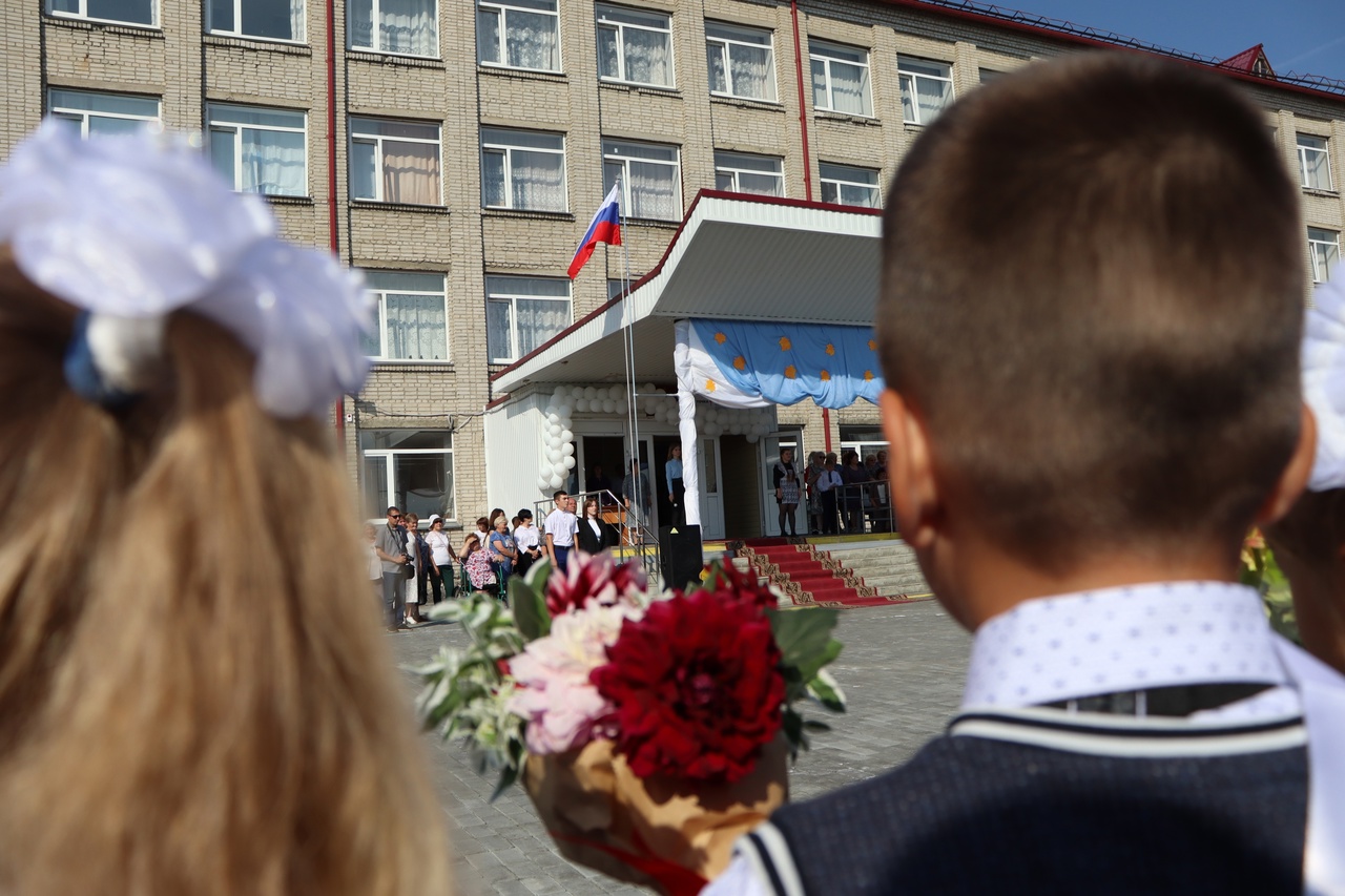 Банты, цветы и гимн. В нашей школе прошёл праздник, посвящённый Дню Знаний!.